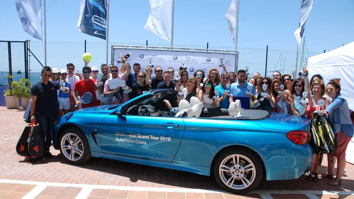 Los ganadores posan para la historia.