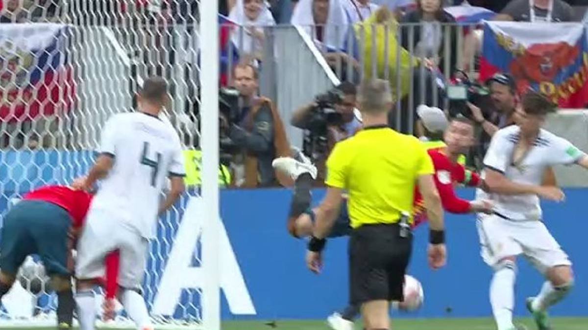 El árbitro no consultó la jugada.