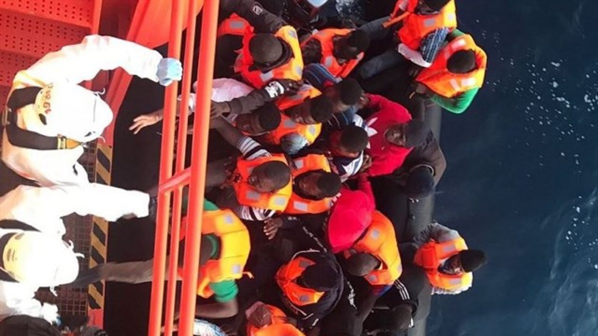 53 personas que navegaban en una patera por el mar de Alborán fueron trasladadas al puerto de Almería.