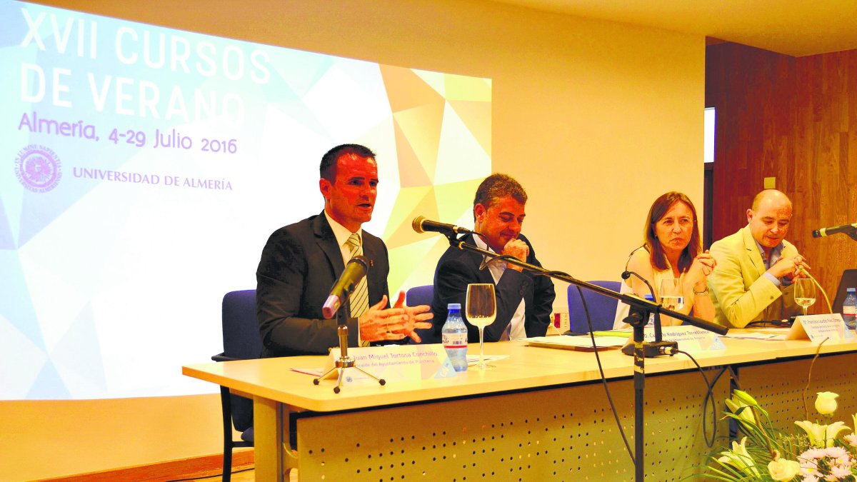Presentación de uno de los cursos de verano con el alcalde de Purchena (primero por la izquierda).