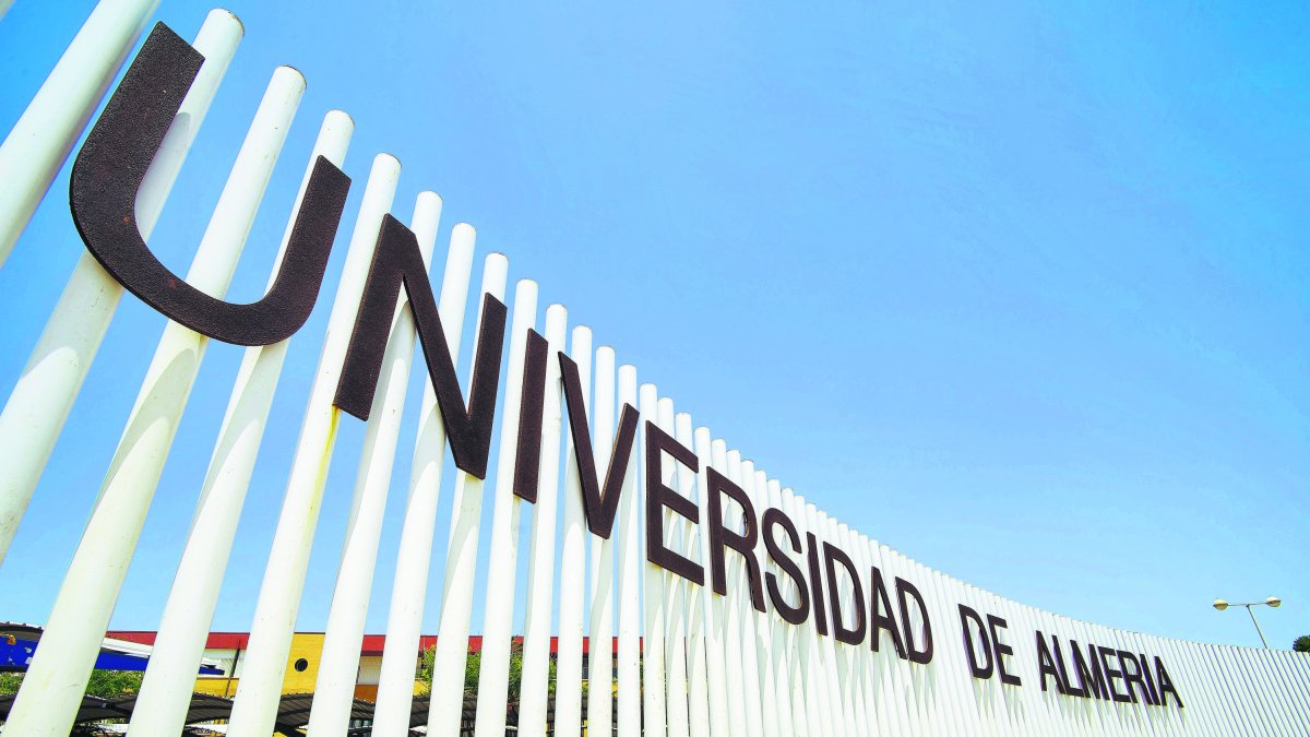 Entrada frente al mar del campus de la UAL.