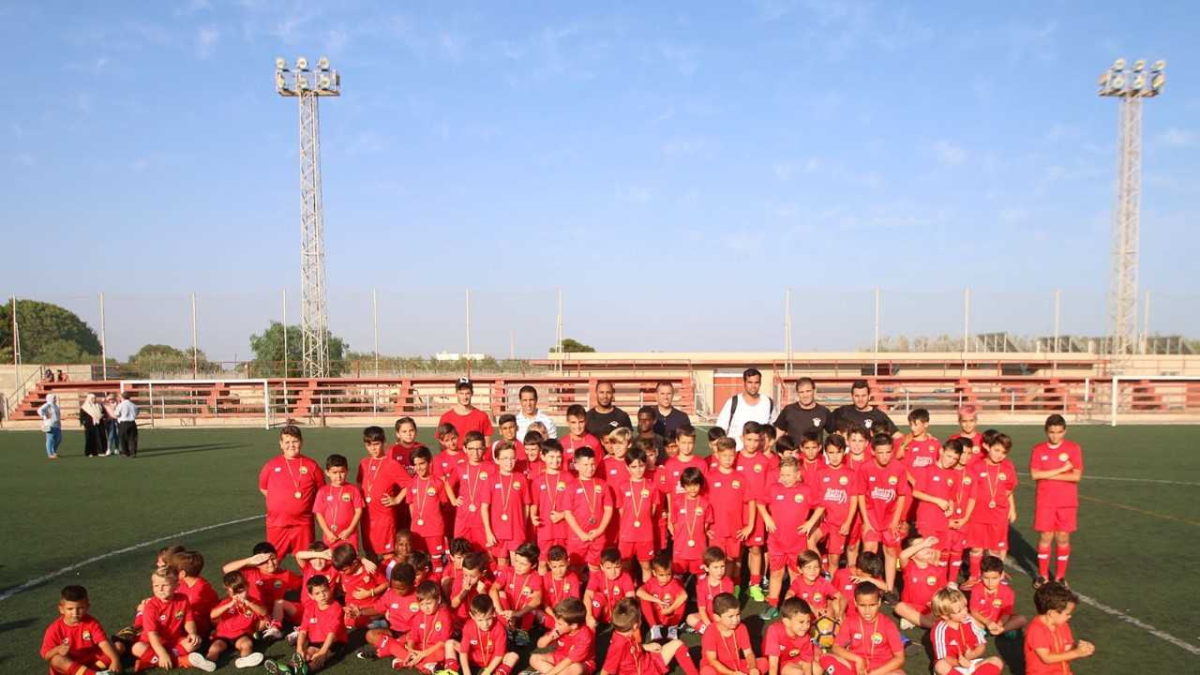 Los alumnos de la Escuela EDA con sus profesores.