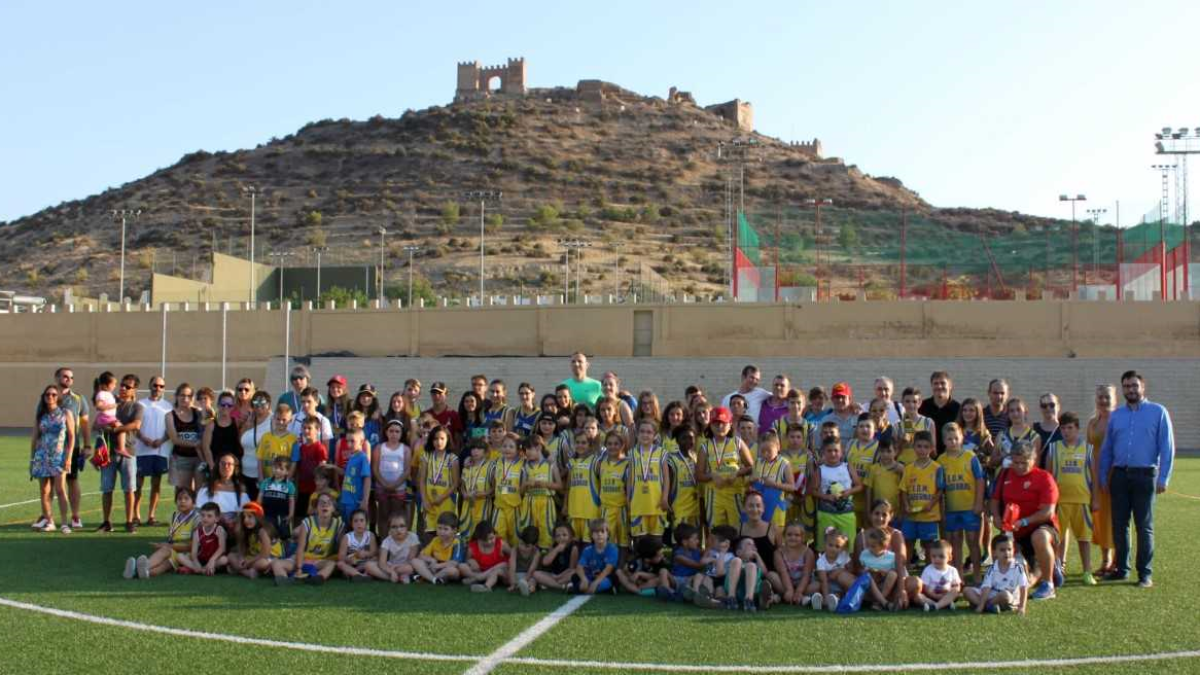 Los alumnos con sus profesores en el césped.