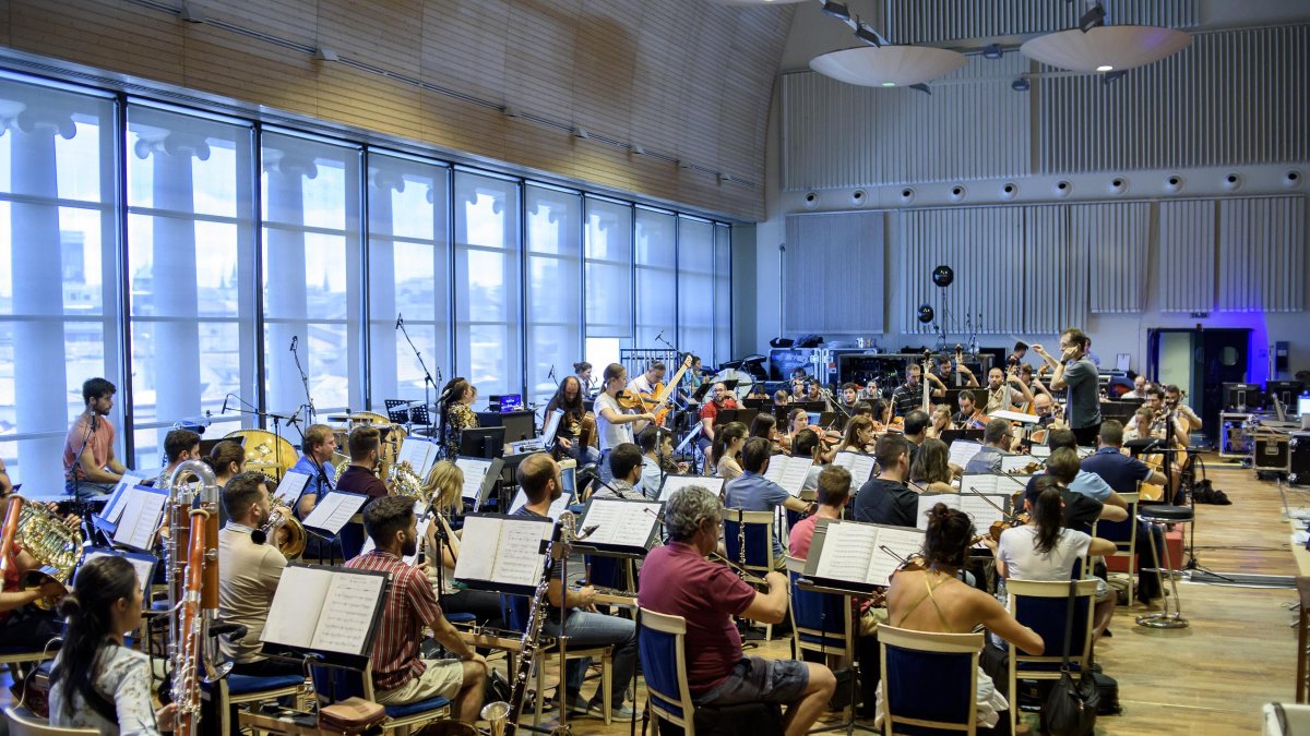 Ensayo de los integrantes de la OCAL que participan mañana en el espectáculo.