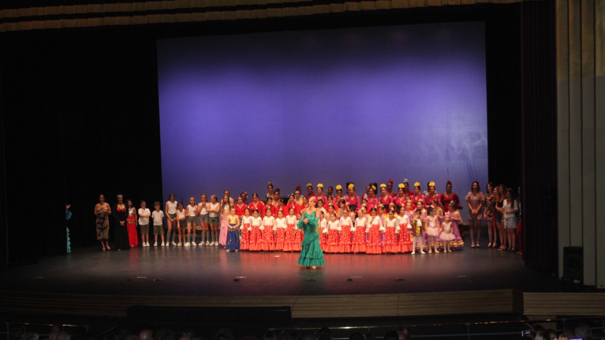 Alumnas y alumnos de la Escuela de Danza y Flamenco Duende con su directora, Montse Martínez, a la cabeza.