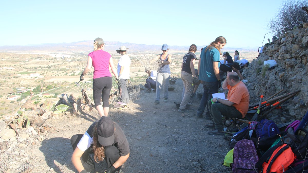 Excavación ayer por la mañana en el cerro de Mojácar la Vieja.