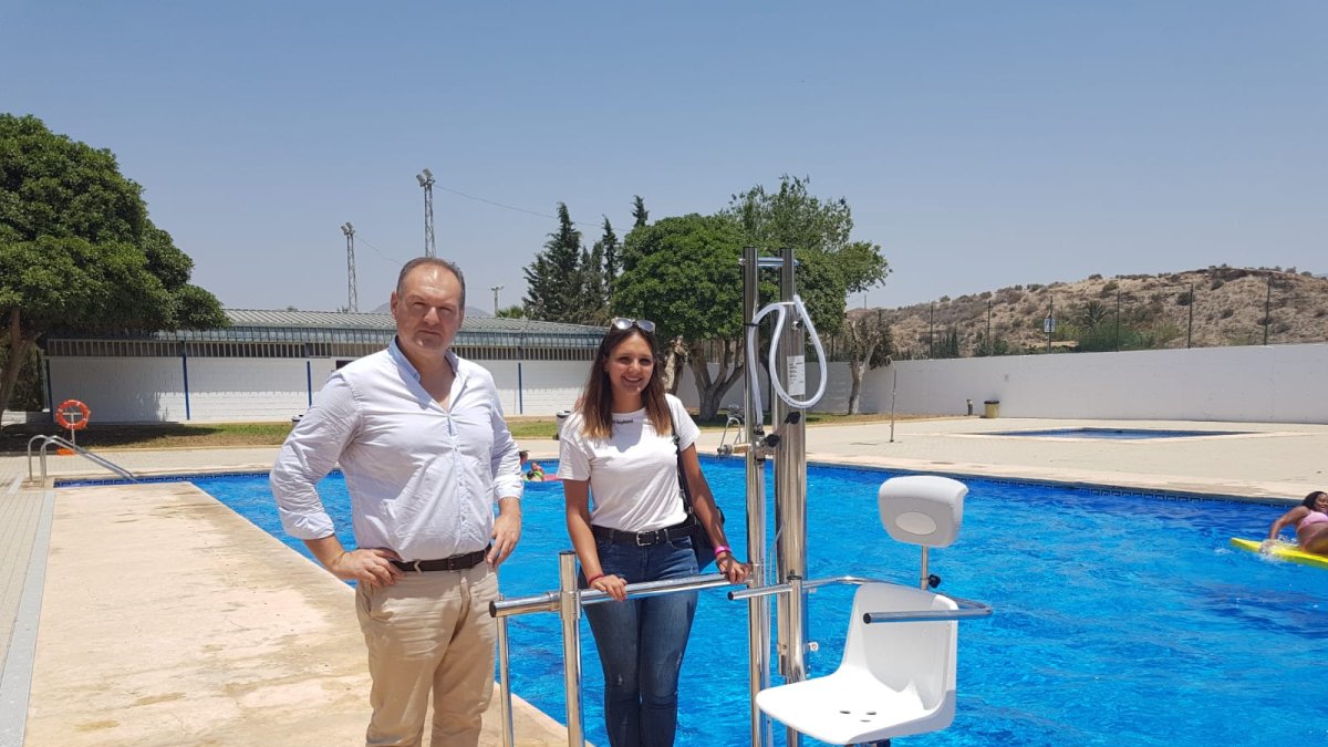 Silla elevadora instalada en la piscina municipal.