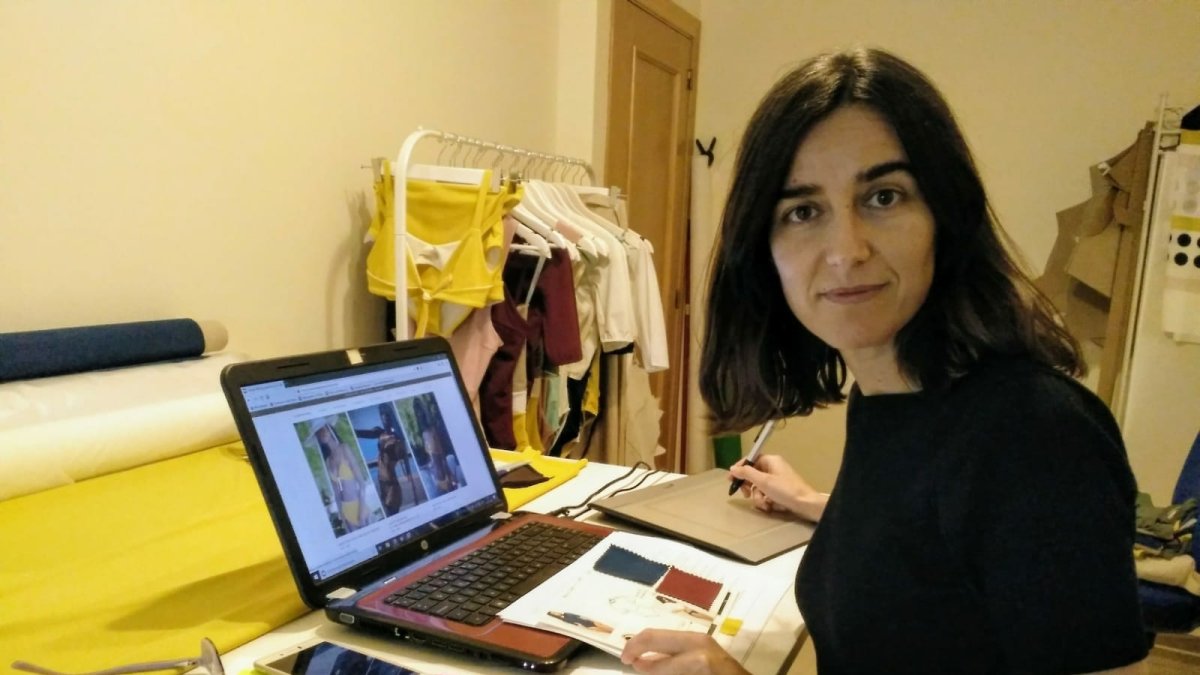 Carmen Castro en su estudio de Adra donde diseña sus colecciones de baño.