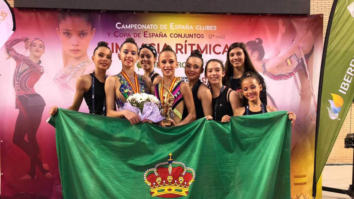 la bandera ejidense portada por las gimnastas.