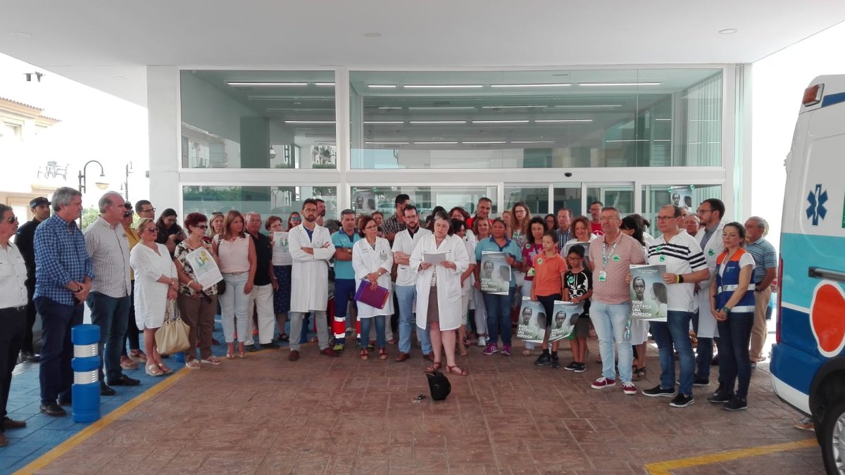 Concentración a las puertas del centro de salud de Vera y lectura del manifiesto de repulsa ante esta nueva agresión.