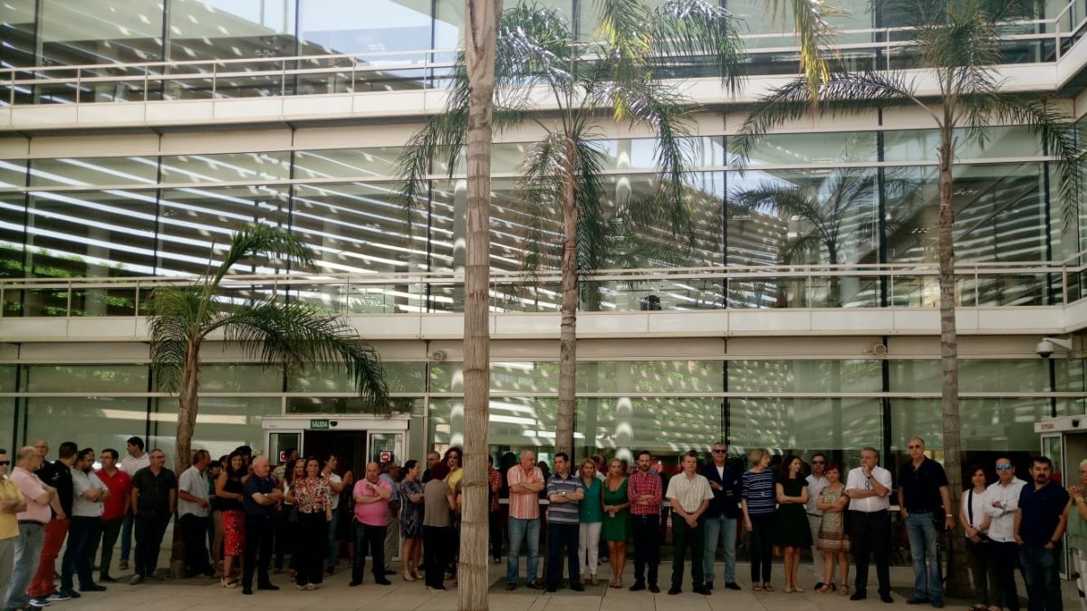 Concentración a las puertas de la Tesorería de la Seguridad Social, en el barrio de Cortijo Grande, en la capital.