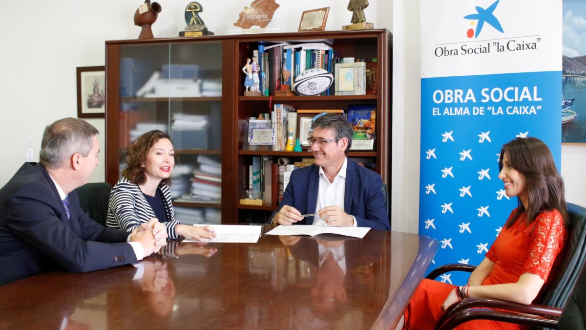 Firma del acuerdo en el Ayuntamiento abderitano.