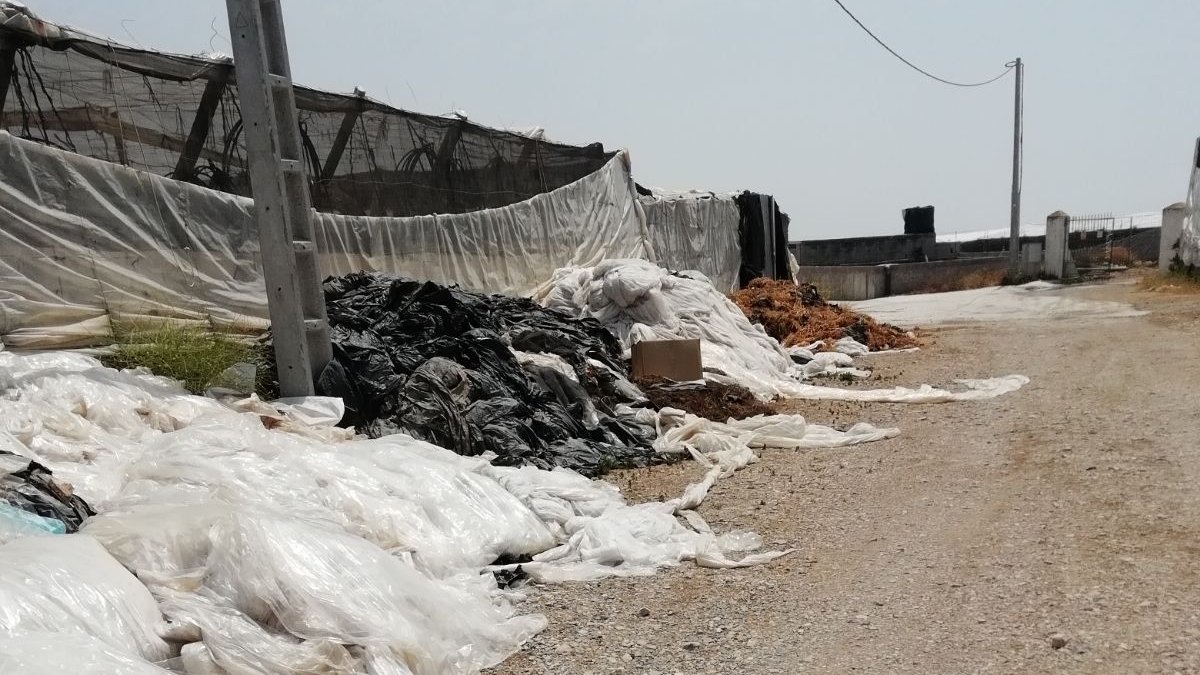 Restos de plásticos amontonados en los caminos rurales tras la renovación de las cubiertas.