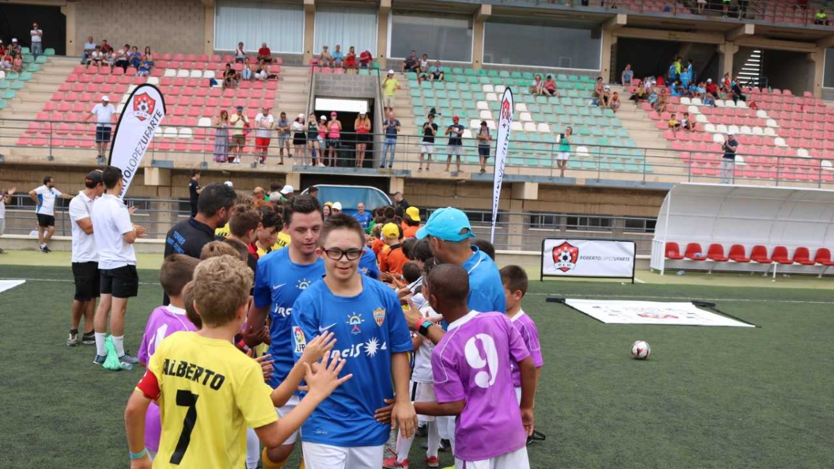 El quipo de Asalsido saltando al campo