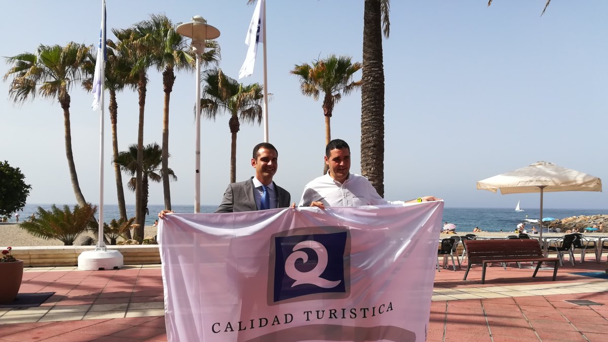 Fernández-Pacheco junto a Alonso posando con la bandera