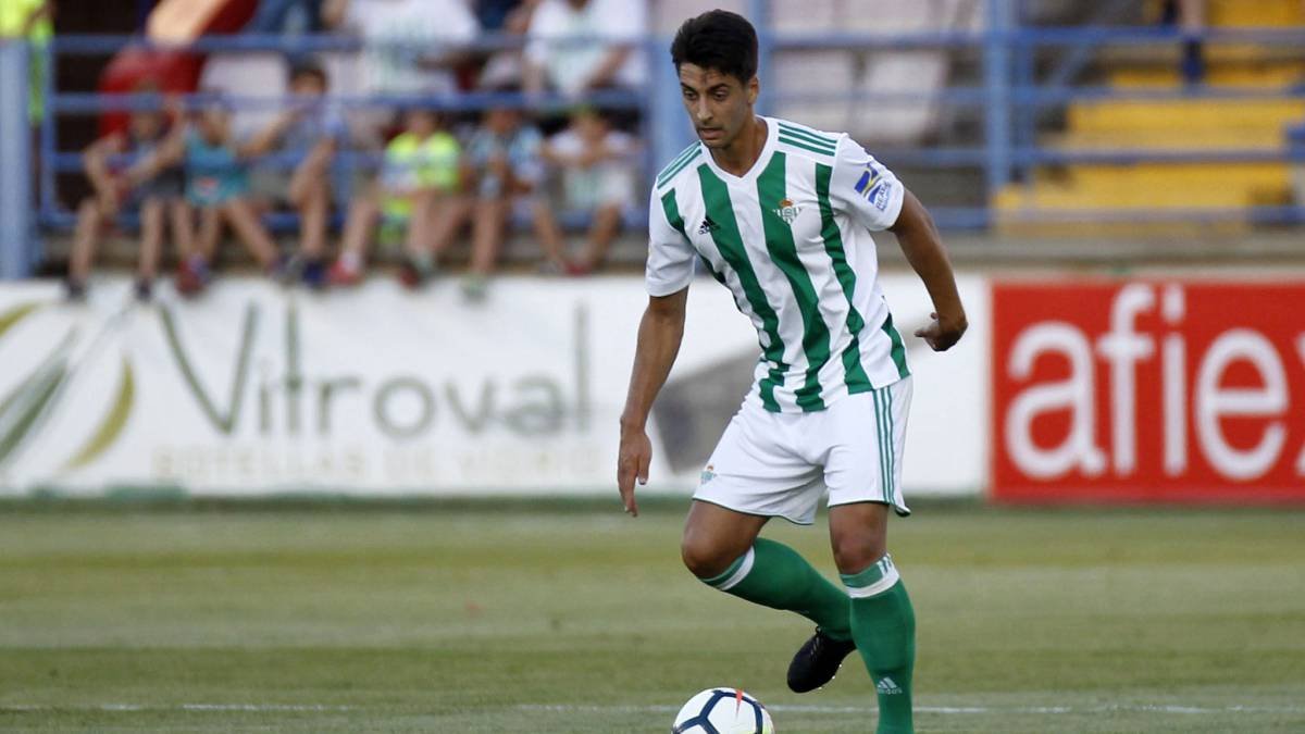 César De la Hoz llega al Almería y firma por dos campañas.