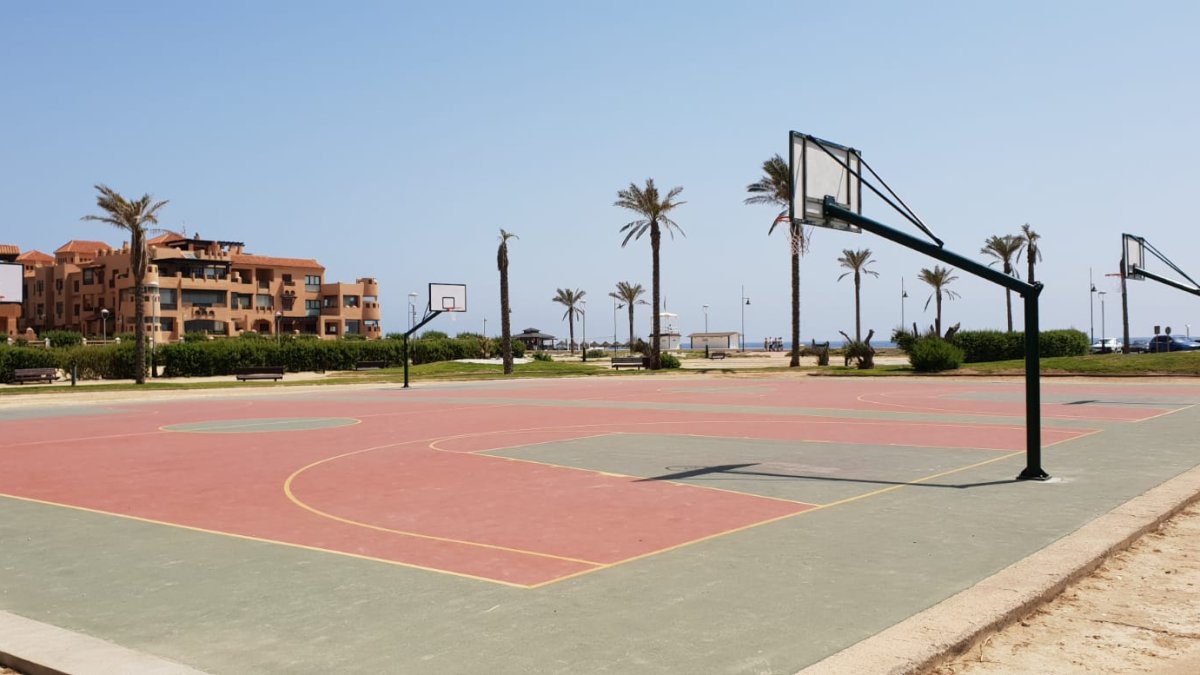 Canastas ubicadas en el parque Brisamar de Almerimar.
