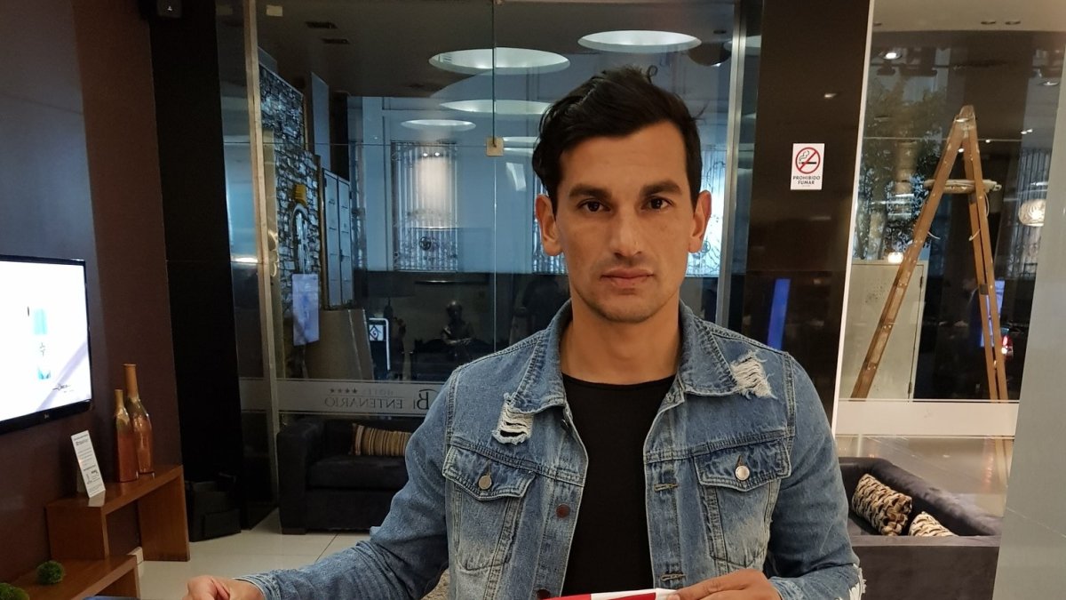 Tino Costa con su nueva camiseta.