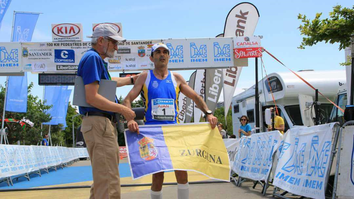 La bandera de Zurgena le acompaña.