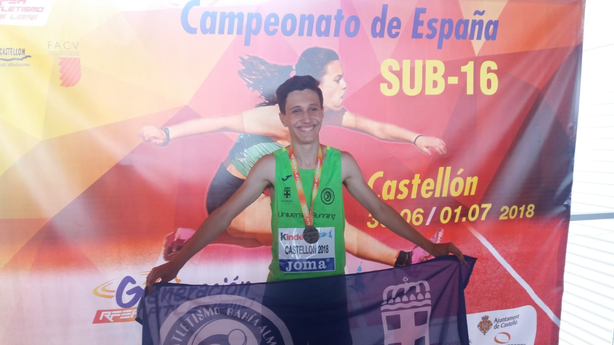 El almeriense feliz en el podio.