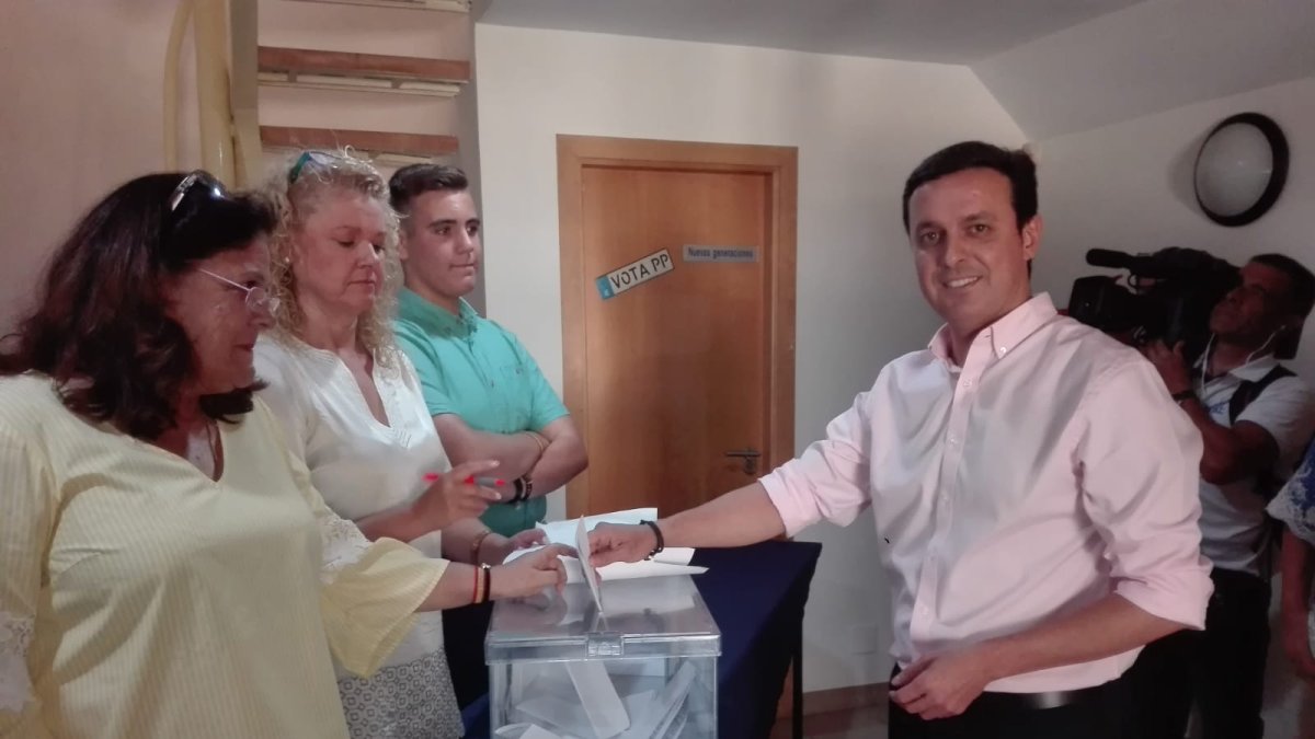 Javier A. García vota.