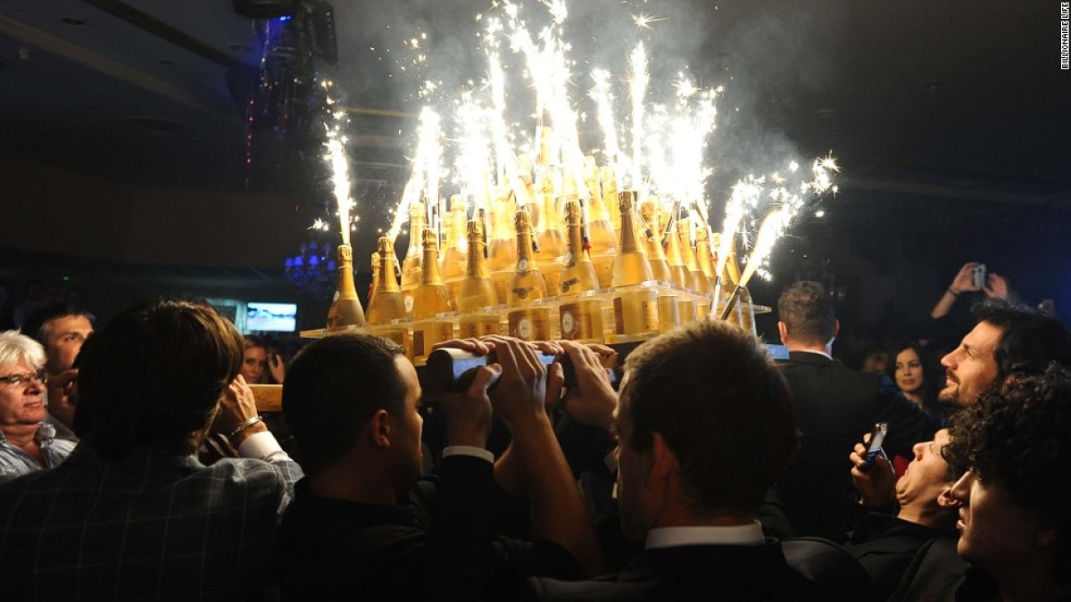 Bandeja de champagne con bengalas.