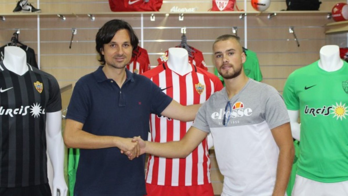 Ibán Andrés con Pablo Siles, primer fichaje del Almería B.