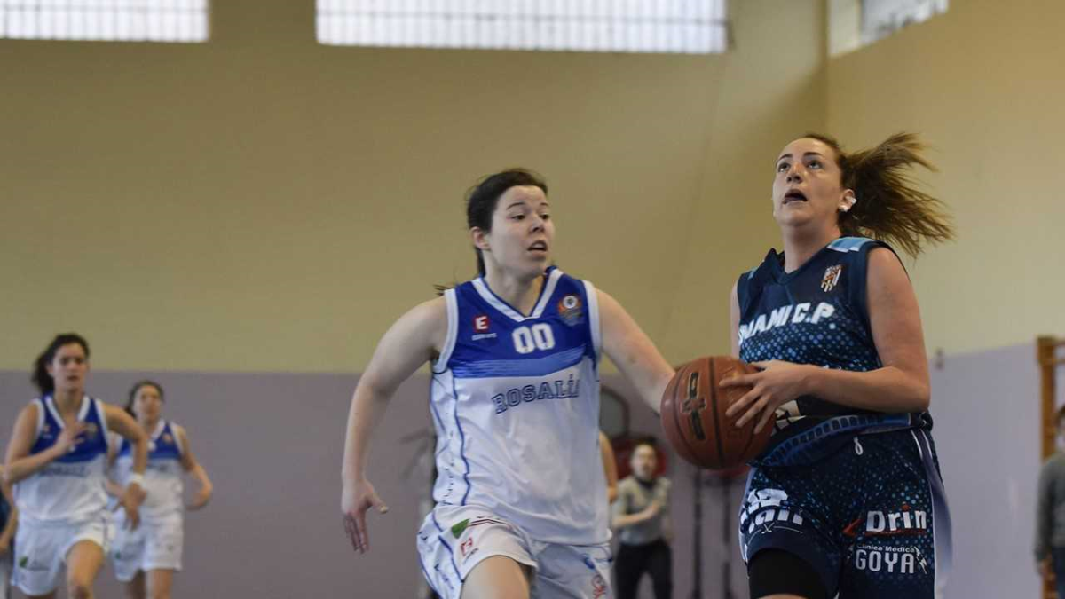 La jugadora almeriense entrando a canasta.