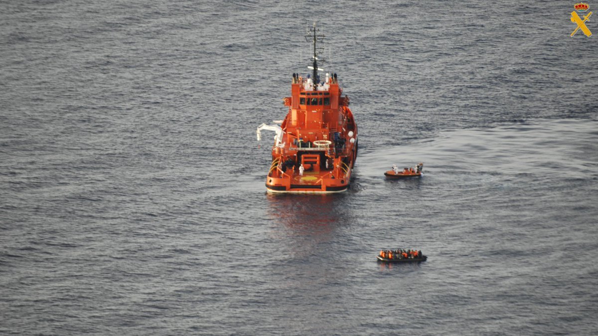 Salvamento asiste a los ocupantes de dos pateras