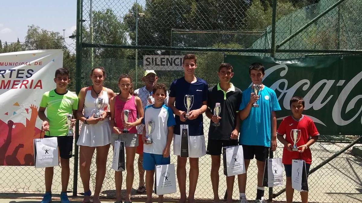 Los campeones provinciales posan en Albox.