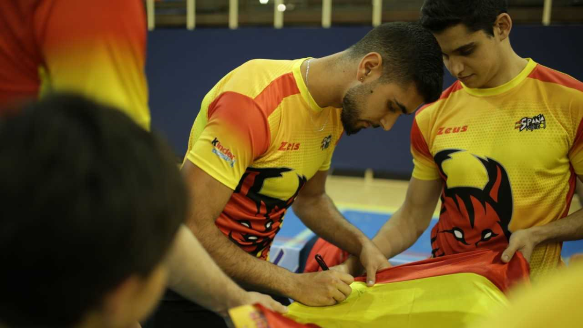 Dos jugadores de Unicaja con la bandera de España.