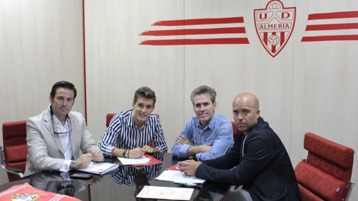El futbolista firmando la ficha del Almería.