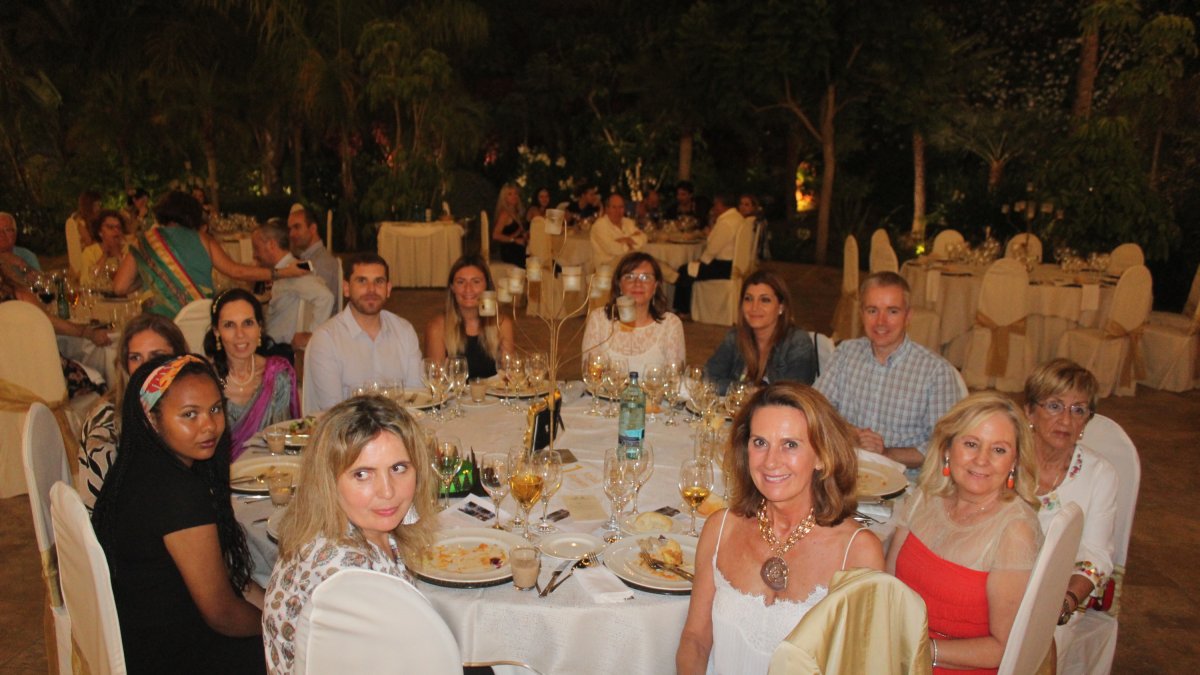 Mari Ángeles Arráez, responsable de la Fundación Asha-Kiran en Almería; junto a asistentes a la cena benéfica.