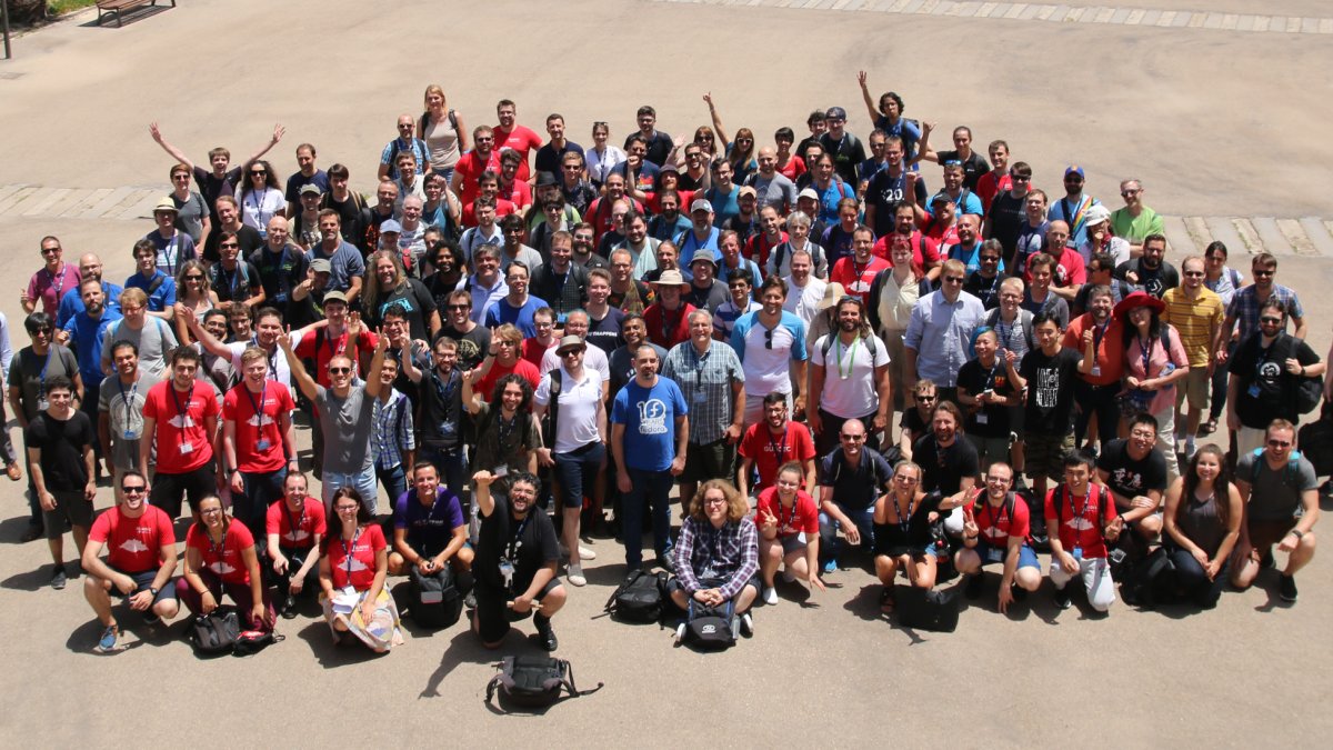 Foto de familia de la mayoría de los asistentes a la conferencia GUADEC 2018.