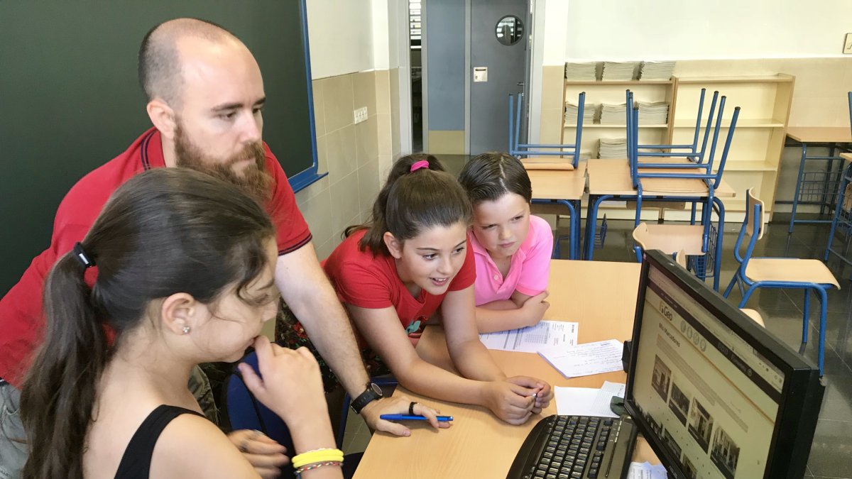 Algunos alumnos junto al tutor del curso. Foto: F. Cuadrado