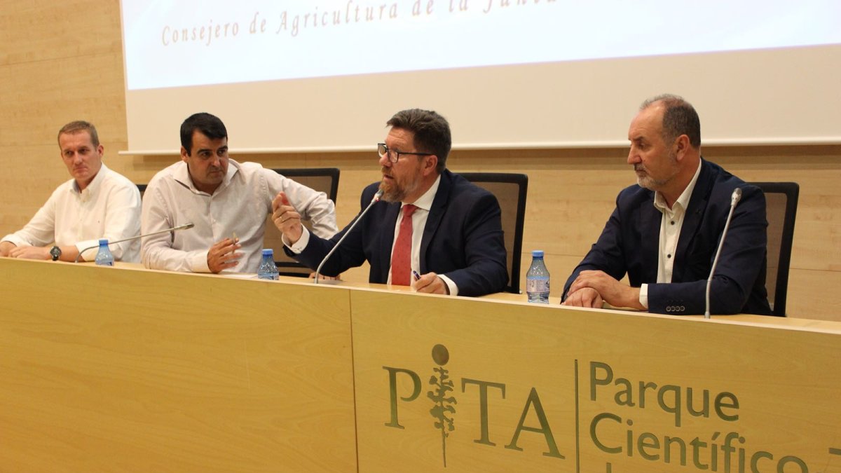 El consejero, Rodrigo Haro, junto a los delegados territoriariales y Andrés Góngora.