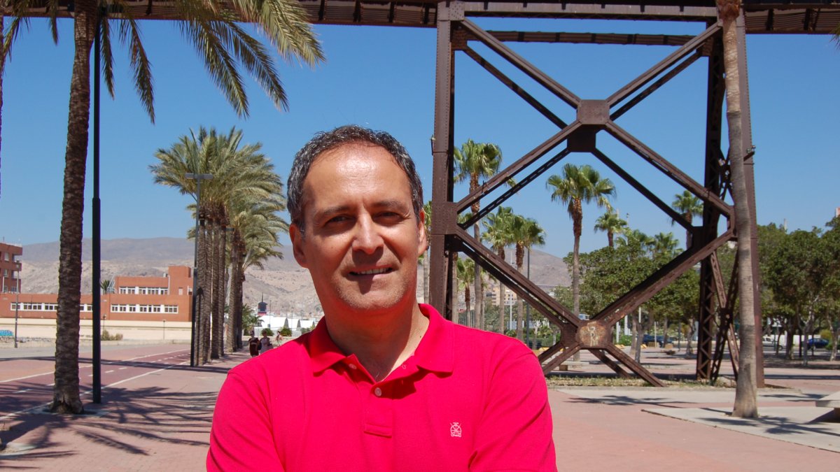 Miguel, delante del Cable Inglés, símbolo ferroviario por excelencia de Almería.