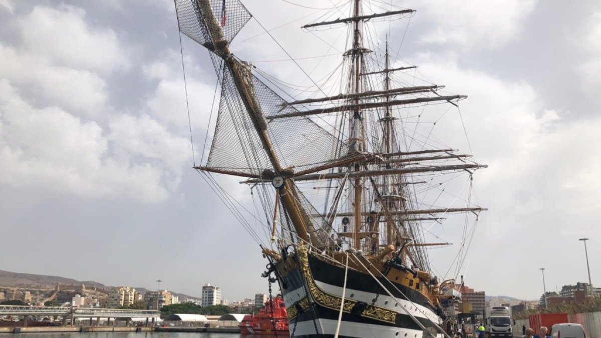 El \'Américo Vespucio\', buque escuela de la Marina Militar Italiana, atracado en el Muelle de Levante del Puerto de Almería.