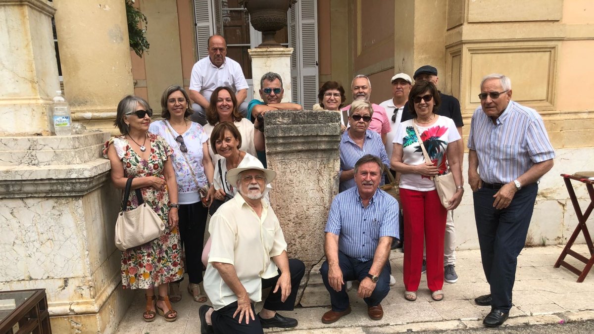 Integrantes de la expedición de la asociación Athenaa junto al pedestal en honor a Porcia Maura en la hacienda de Málaga en la que se halla.