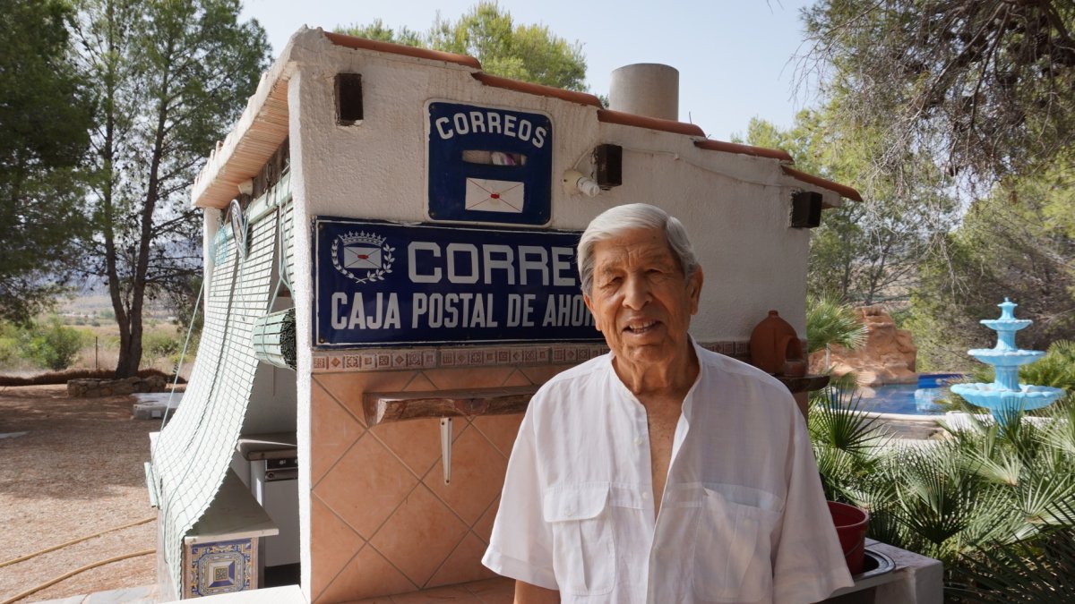 Joaquín Santiago Cortés en el jardín de su casa. Foto: Ricardo Alba