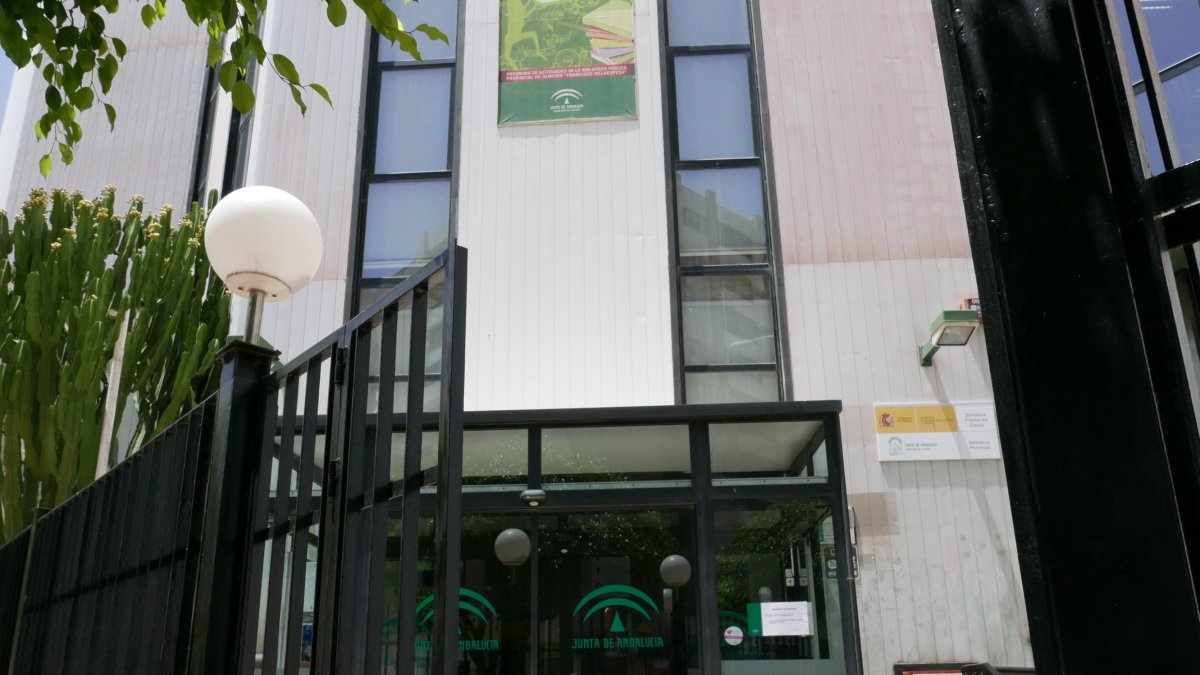 Entrada de la Biblioteca Provincial Francisco Villaespesa.