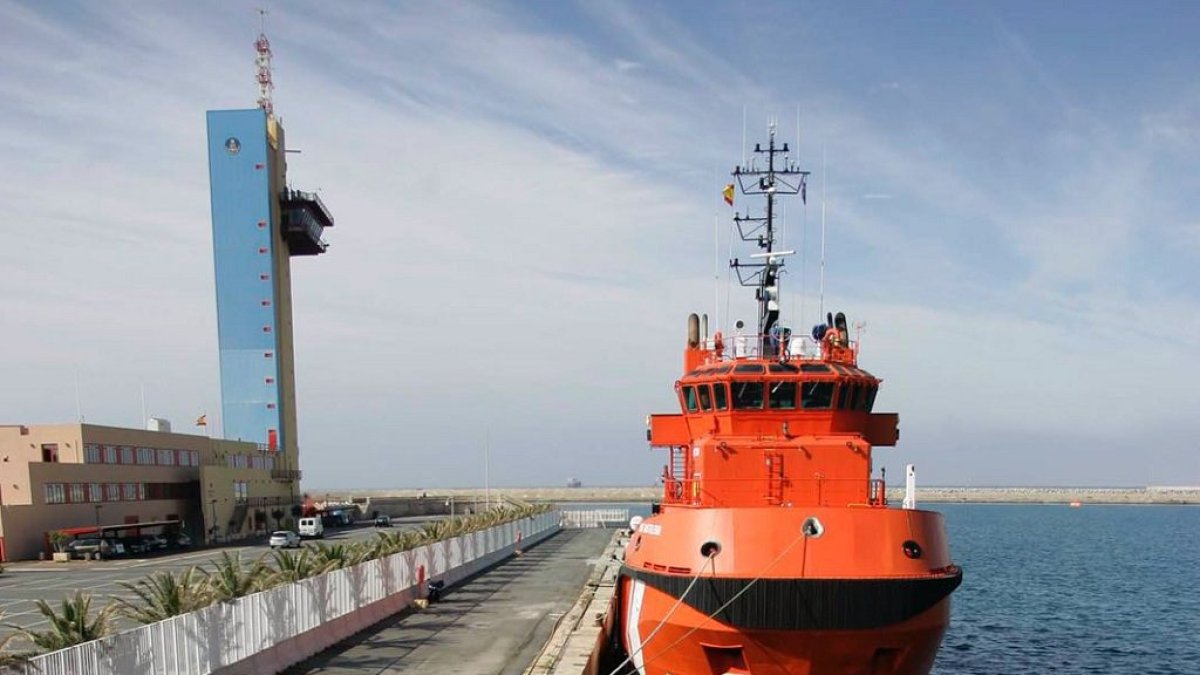 Imagen del buque \'SAR Mastelero\' de Salvamento Marítimo en el Puerto de Almería.