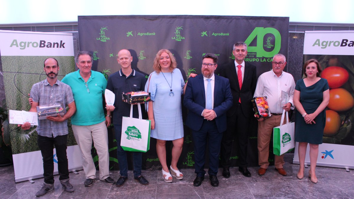 El consejero de Agricultura, Sánchez Haro, acompaña a los premiados y directivos de La Caña en la IV Convención Anual de la empresa.