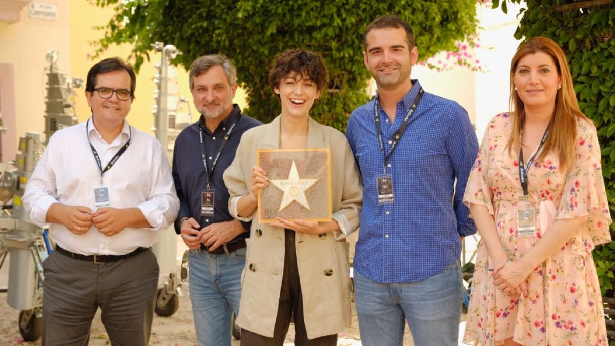 Entrega de la reproducción en miniatura a la actriz Blake Lively.