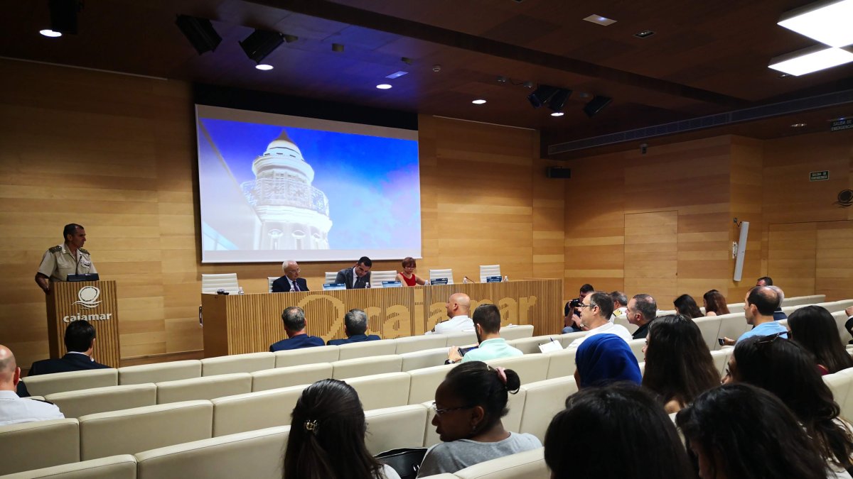 En el atril el coronel Soriano, el subdeledado del Gobierno, el alcalde de Almería y la vicerrectora de la UAL