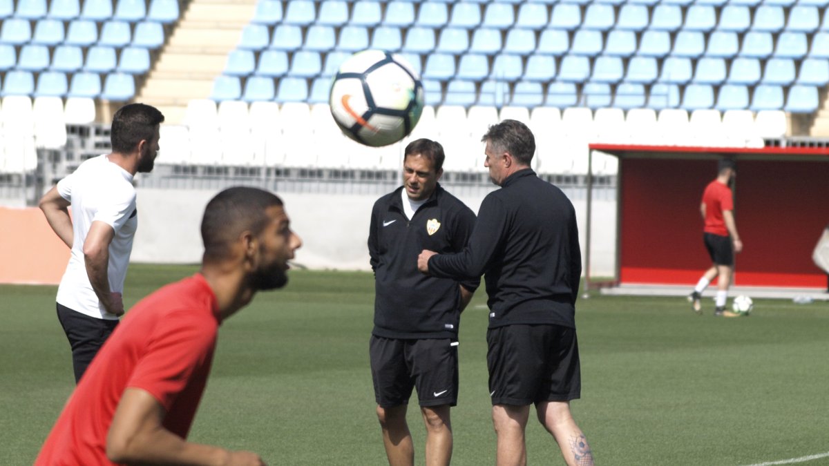Fran Fernández pone en marcha la maquinaria del Almería.