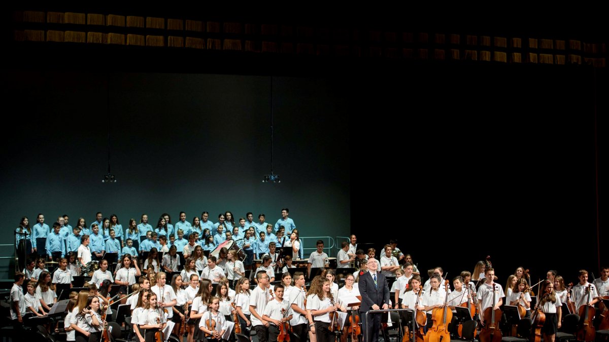 Orquesta y Coro en su actuación en la gira Sonamos a toda Costa