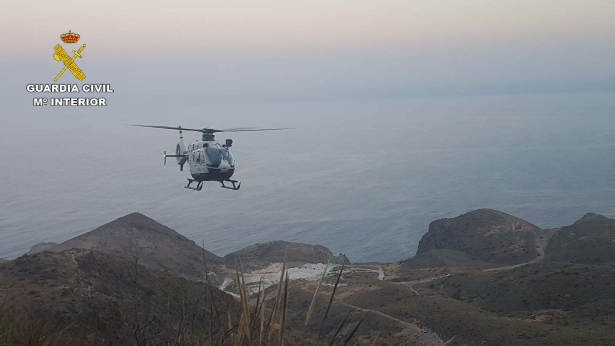 Una vez llega a la zona el helicóptero de la Guardia Civil, los agentes coordinan la evacuación del accidentado.