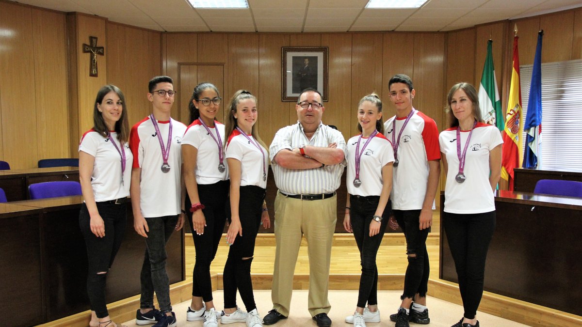 El concejal José Juan Rubí con los deportistas.
