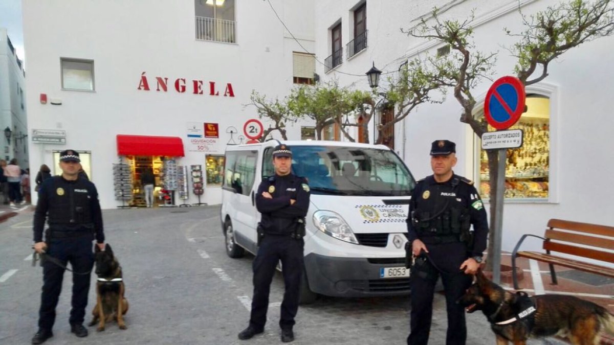 Agentes de la Policía Local de Mojácar con los dos perros adiestrados.
